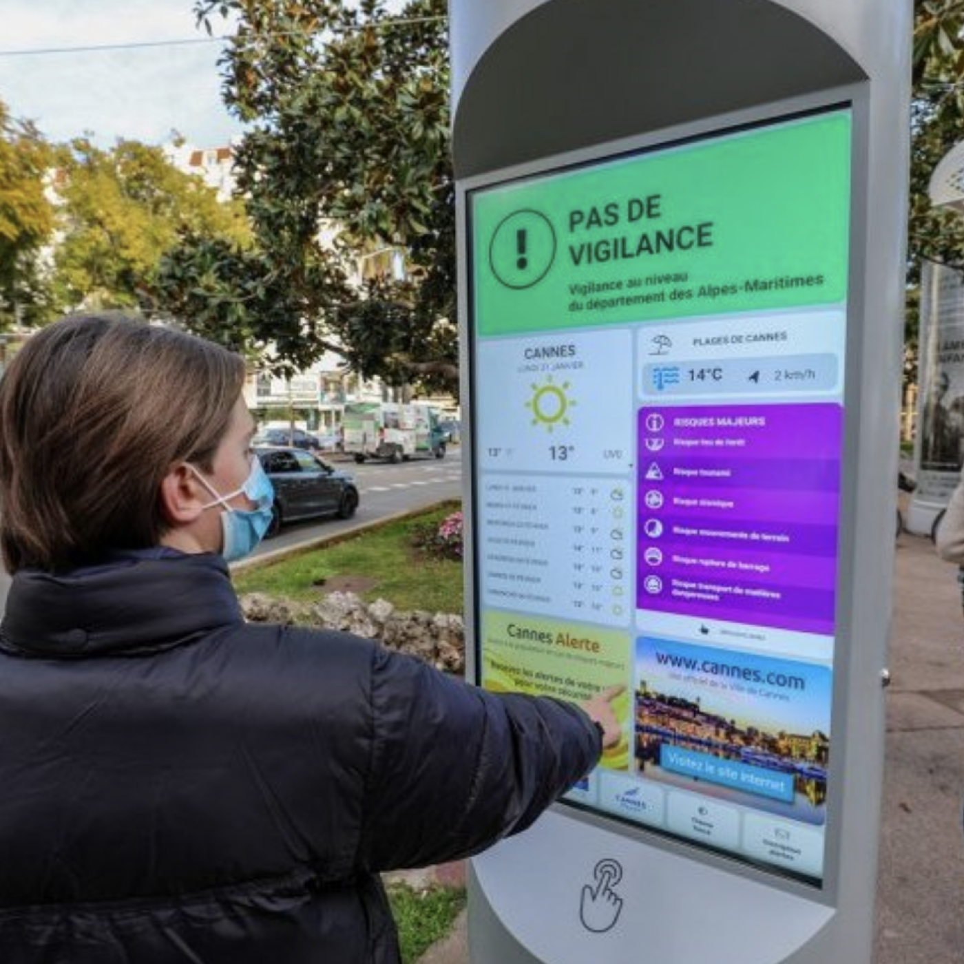 Cannes installe la première borne numérique d’information sur les risques majeurs en France