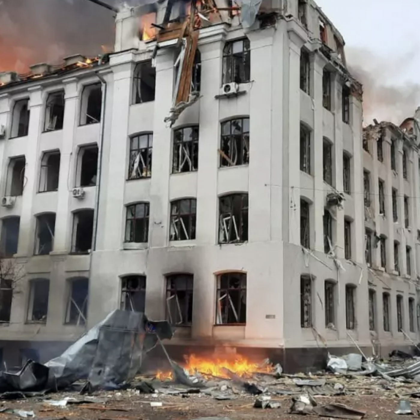Guerre en Ukraine: Kharkiv assaillie, Kiev retient son souffle, Biden s&rsquo;attaque au « dictateur » Poutine…