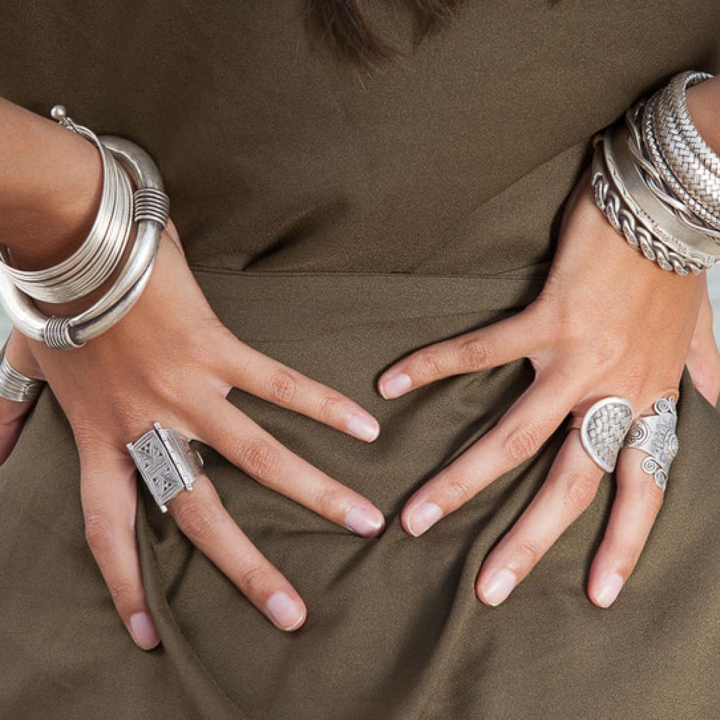 Le Dico des Rêves : Que signifie rêver de bracelet en argent ?