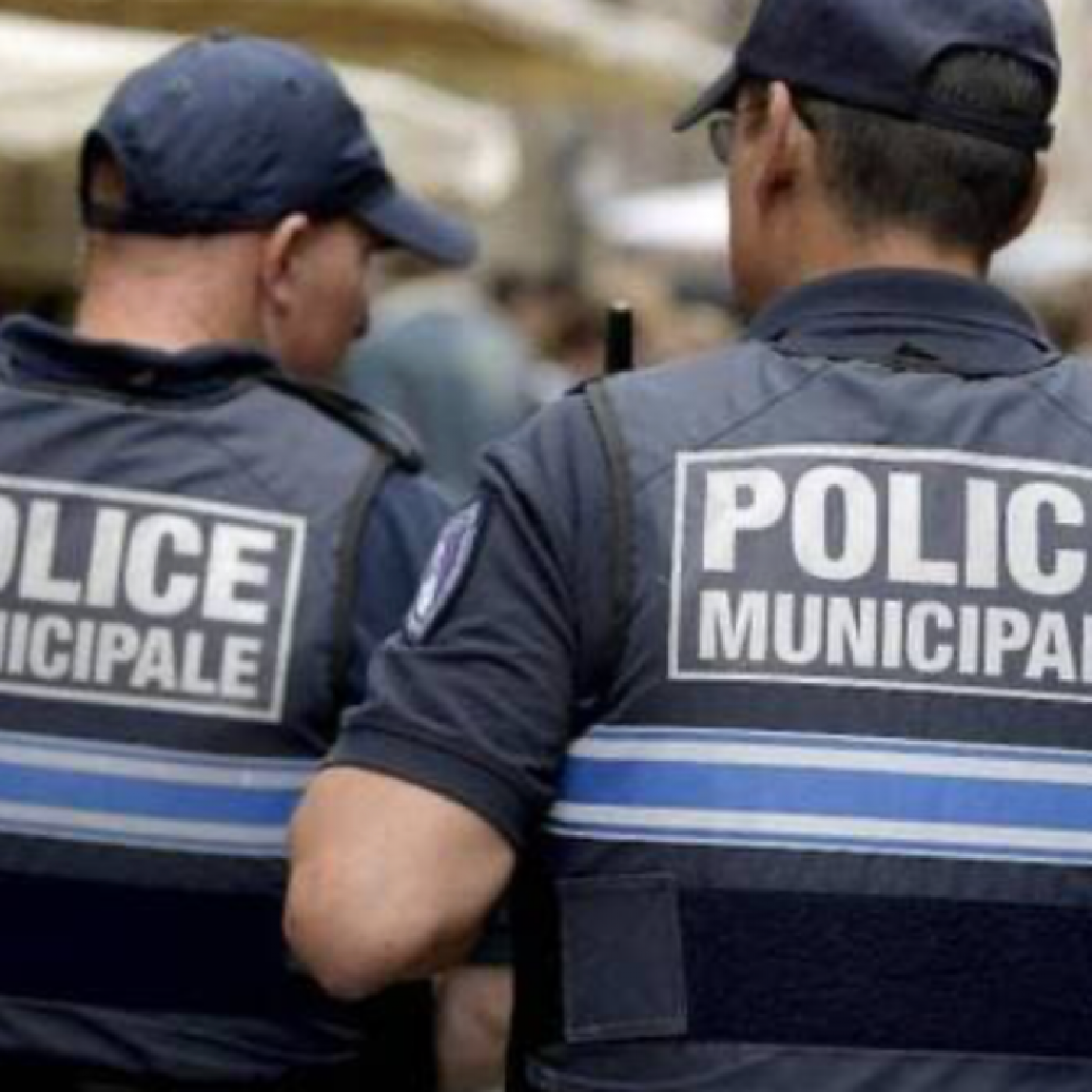 Nice, Cannes et Menton interdisent de circuler torse nu ou en maillot en ville